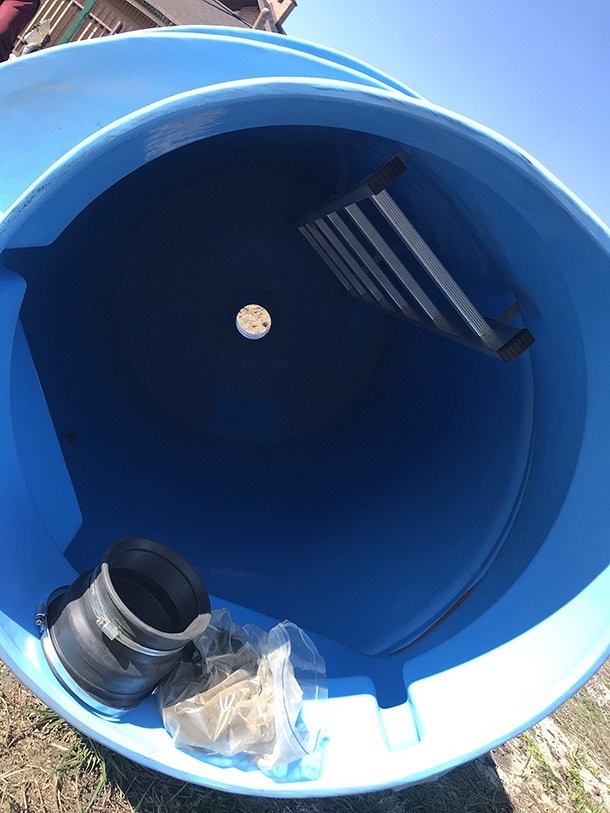 Установка пластикового кессона с обвязкой скважины и вводом воды в гараж